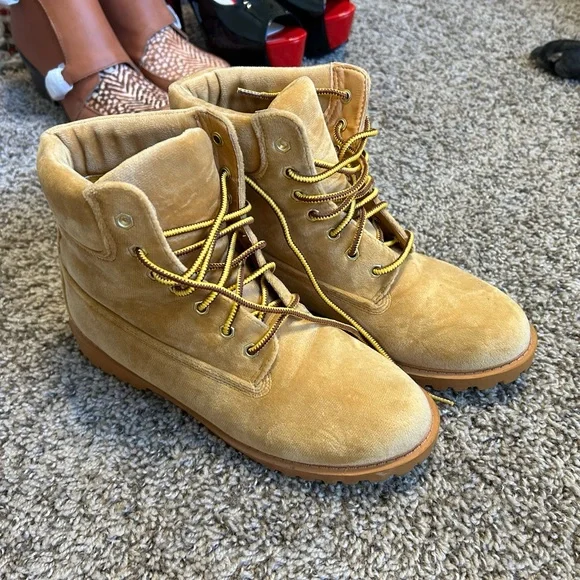 Lace-up Boots - Picture 2 of 3